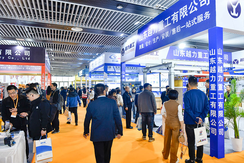 越力重工展位吸引眾人圍觀